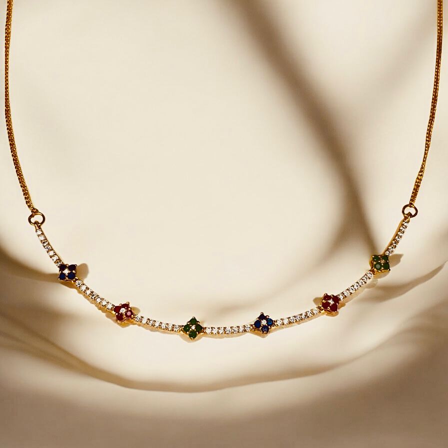 A luxurious timeless neck piece with natural stones in S925 that is gold plated.